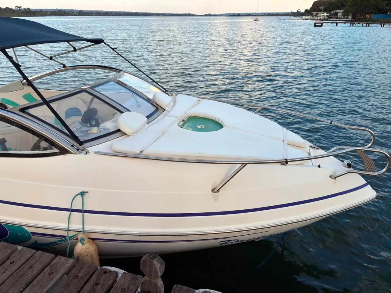 Lancha Focker 215 cabinada