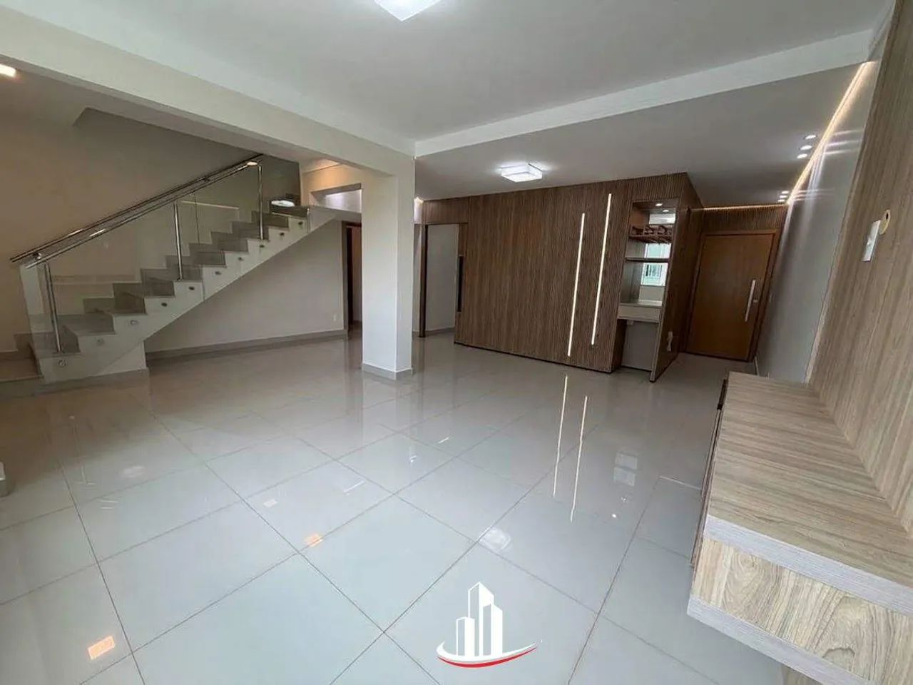 Apartamento duplex com 4 quartos sendo duas suítes, escritório e com 204 m2 de área útil