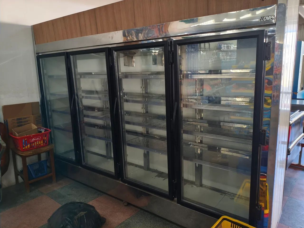 1 auto serviço 2 ilhas e um amaciador de carnes 