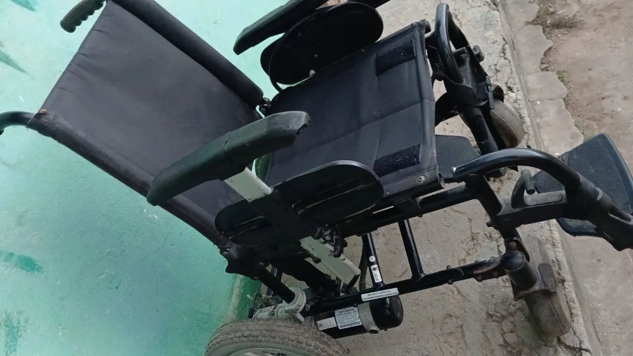 Cadeira de rodas eletrônica falta a penas a bateria funciona perfeitamente  - Foto 2