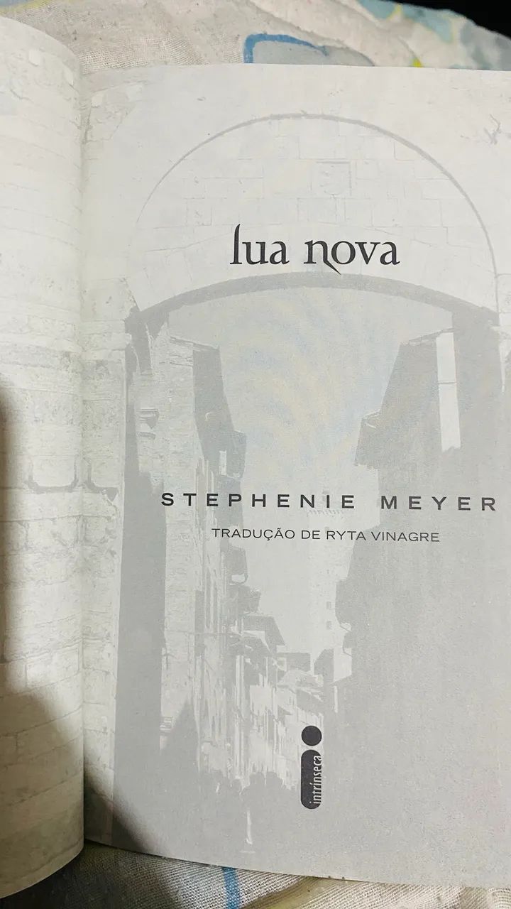 Livro da saga Crepúsculo :Lua Nova  - Foto 4