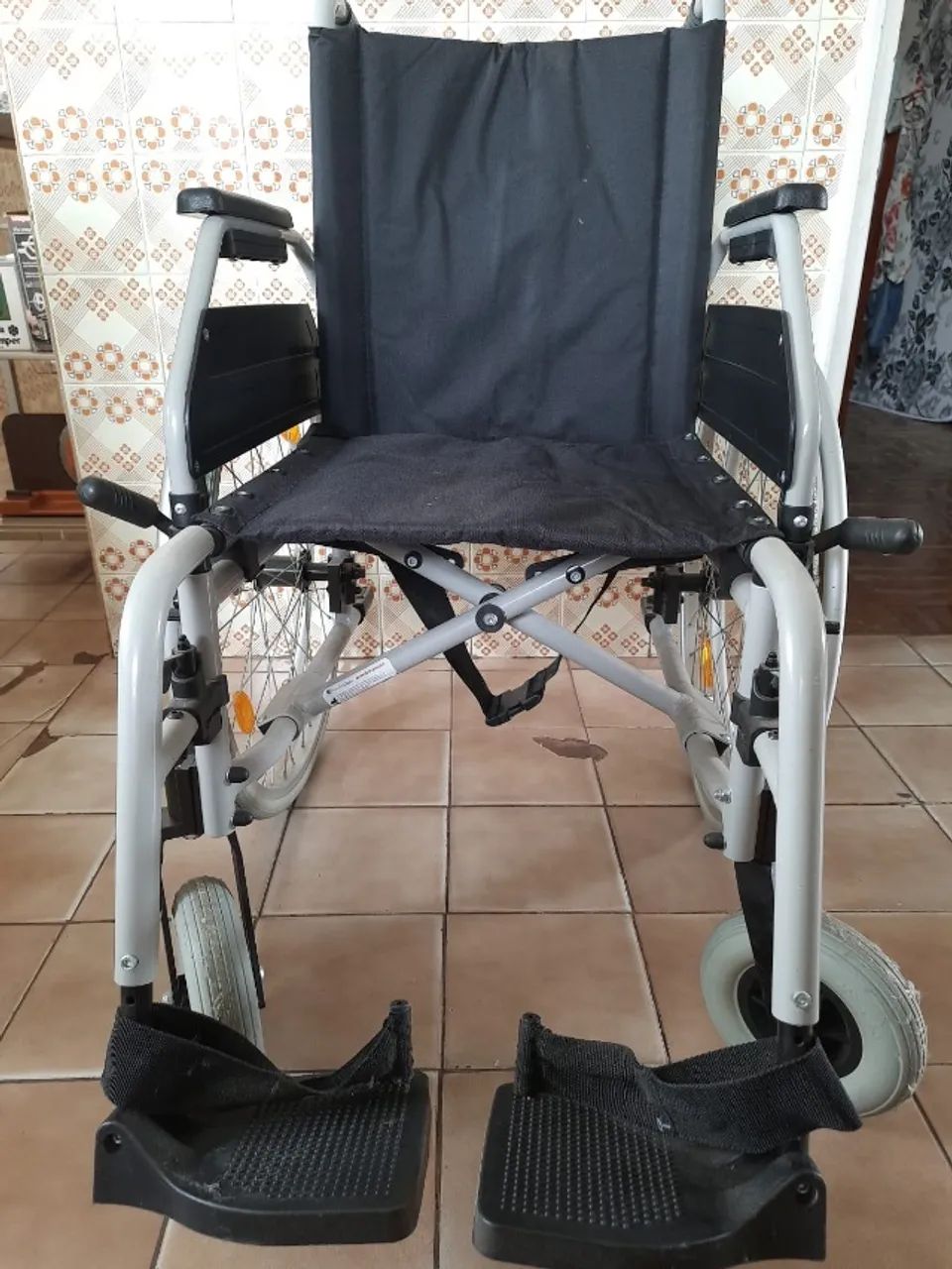 Cadeira de rodas dobrável - Nova - Foto 2