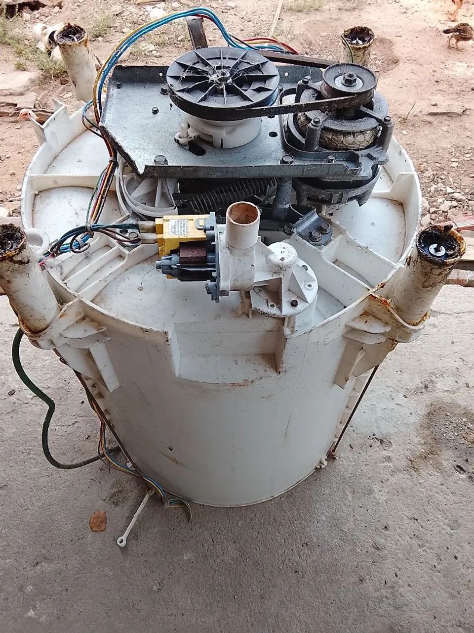 Motor e peças interna de máquina de lavar roupa .