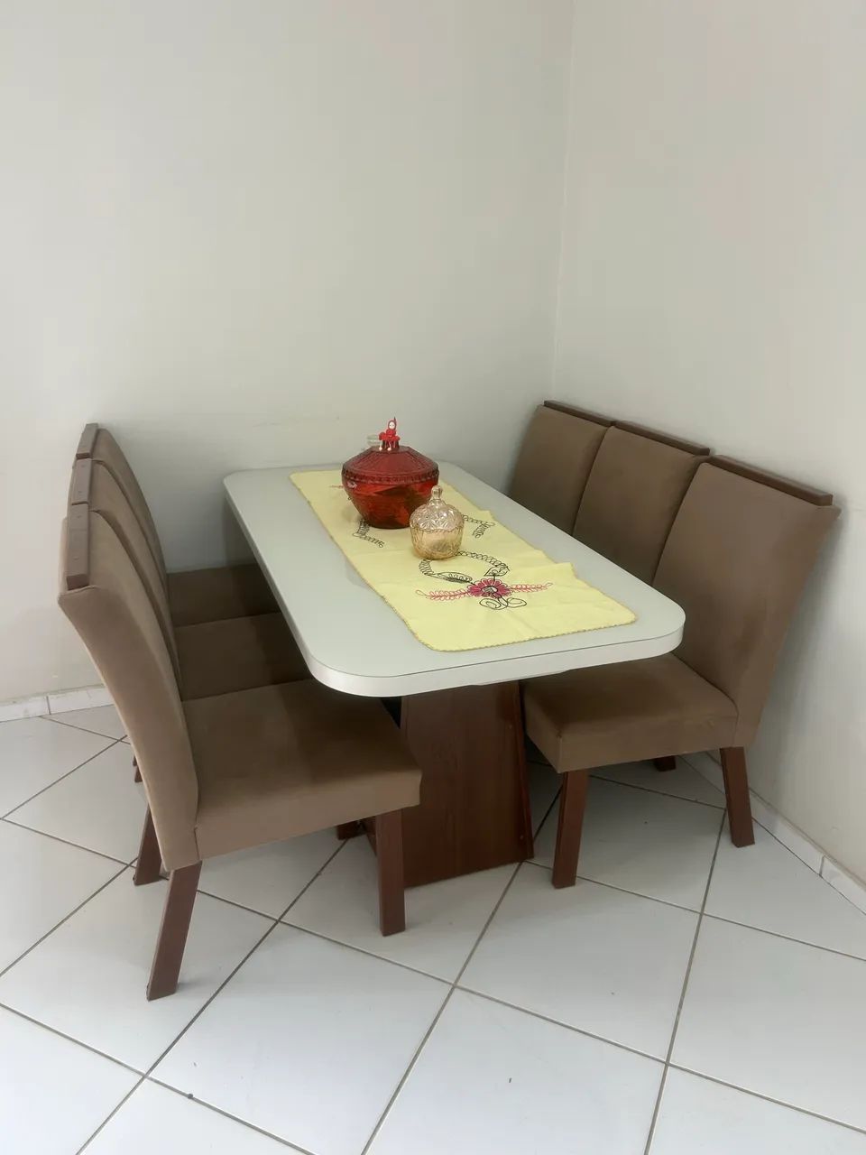     Conjunto Mesa de Jantar com 6 Cadeiras - R$ 1.200