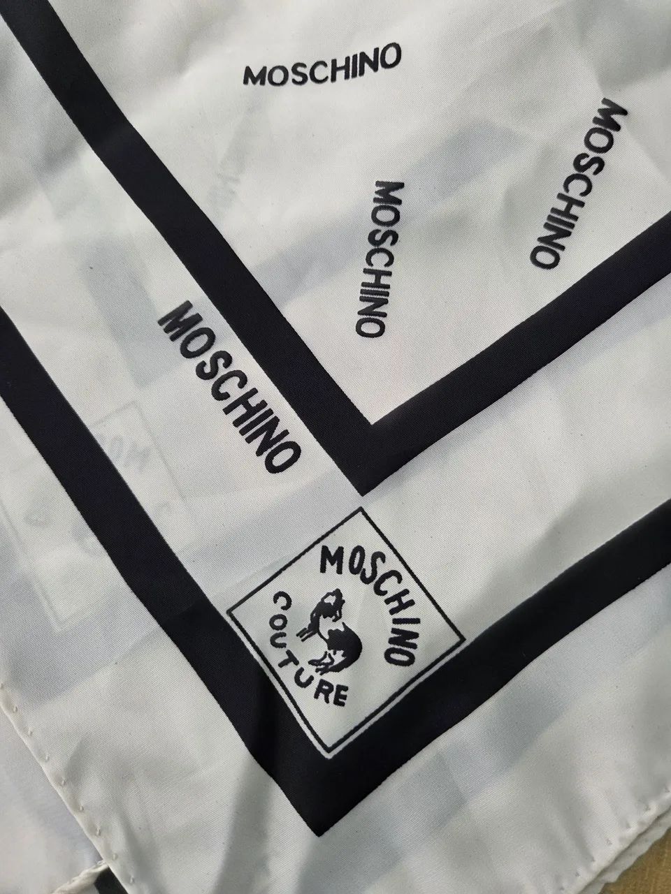 lenço moschino couture quadrado p&b - Foto 2