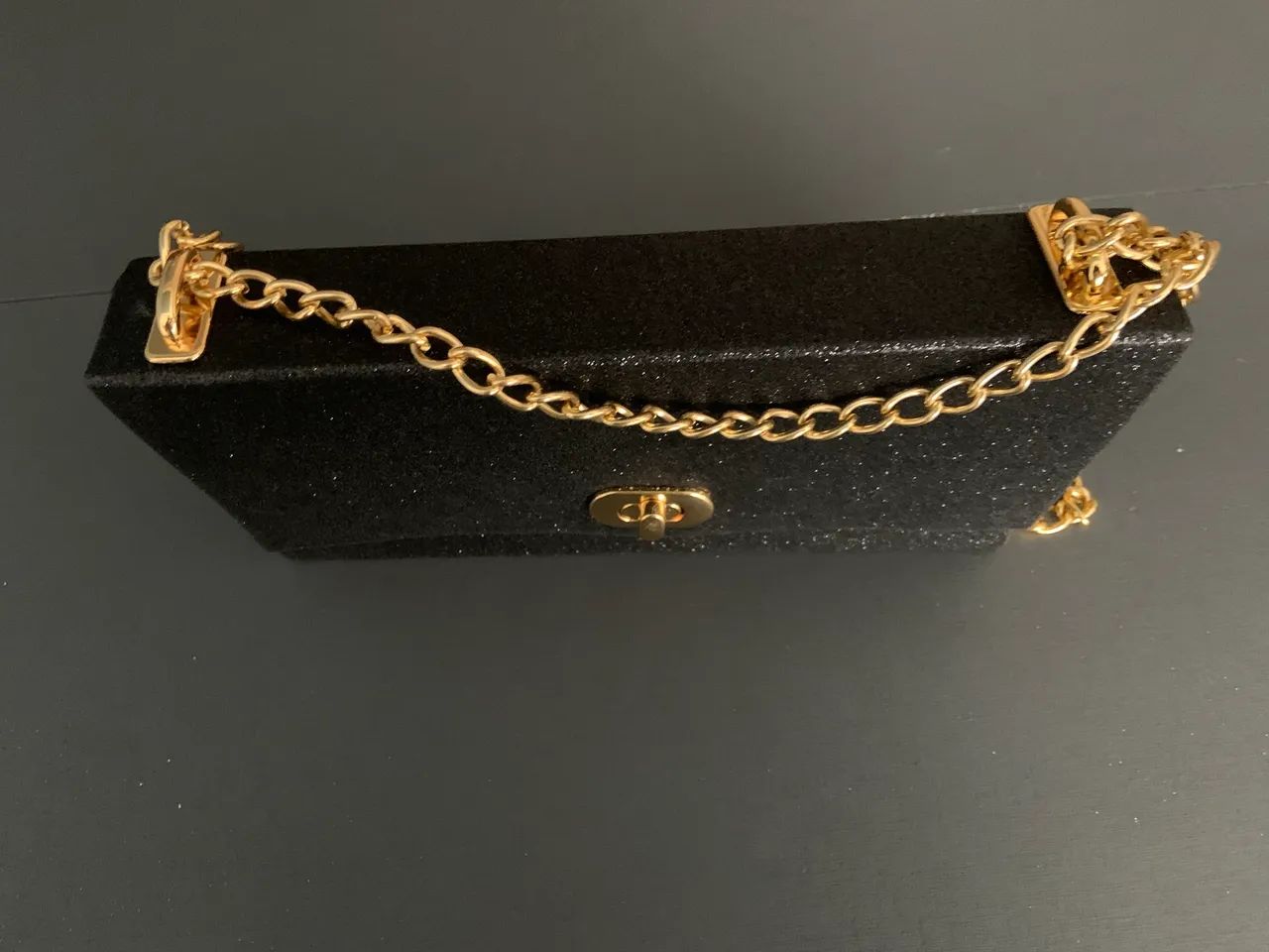 Bolsa preta com brilho e alças douradas  - Foto 5