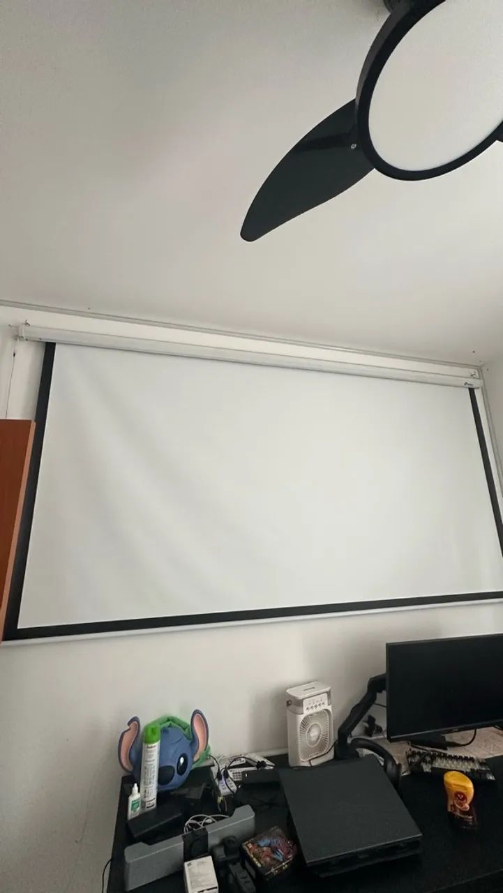 Tela de projeção retrátil 120 polegadas com controle remoto.