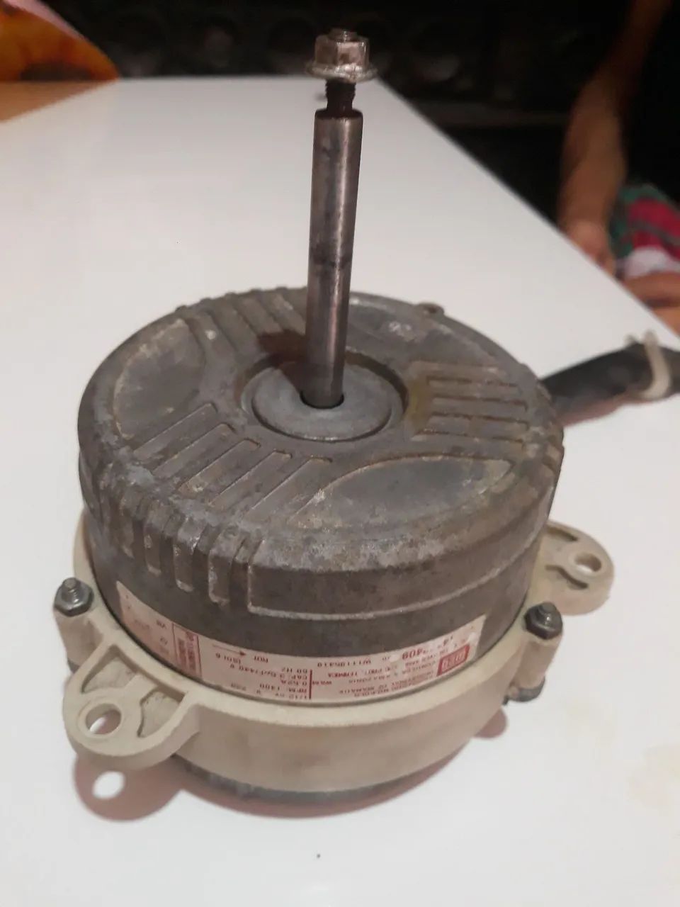 Vendo motor ventoinha da condensadora consul  18000 usado , e vem acompanhado da hélice  - Foto 3