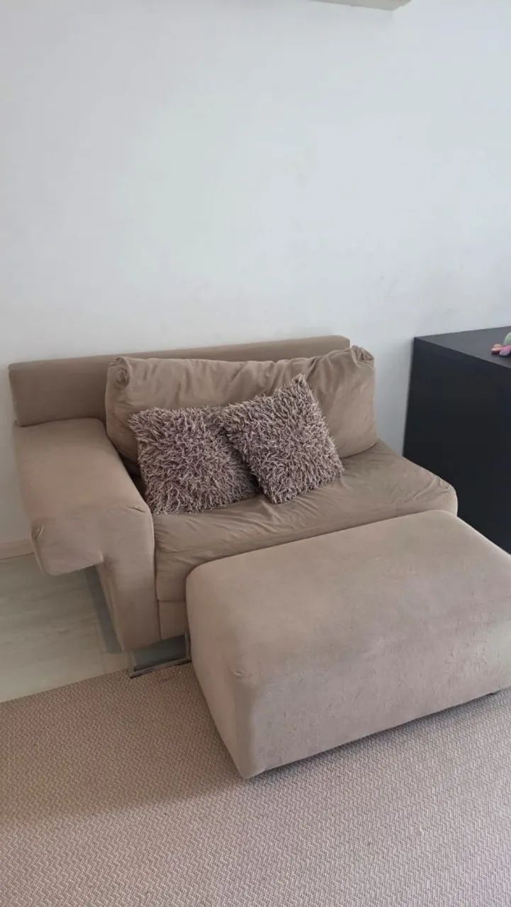 Sofã de dois lugares com Puff, mesa de escritório e 3 banquetas - Foto 2