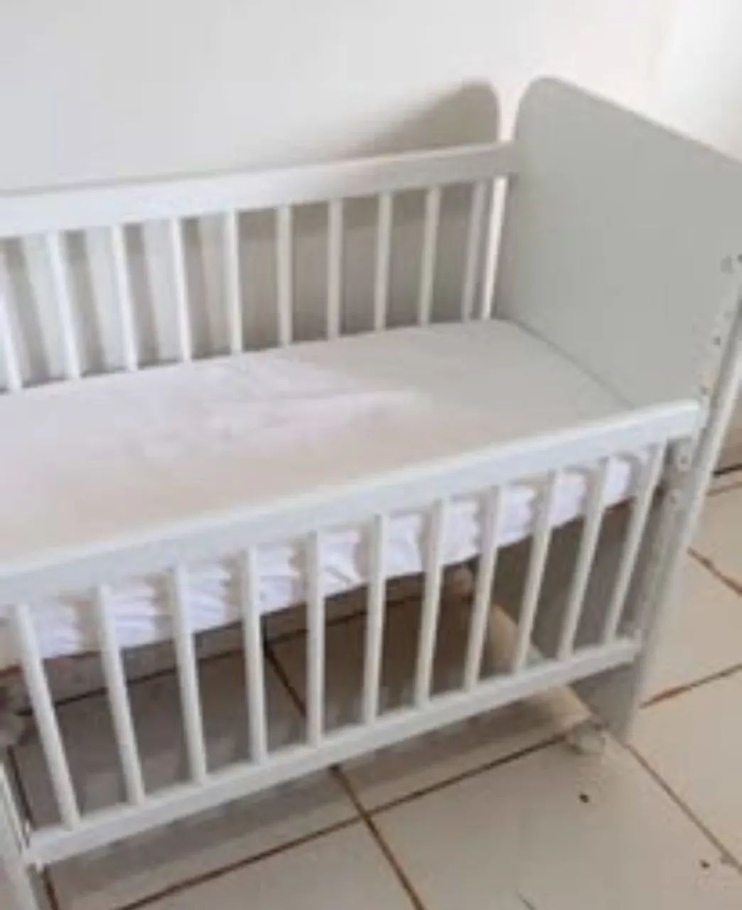 Vendo Mini Berço + lote de roupinha - Foto 2