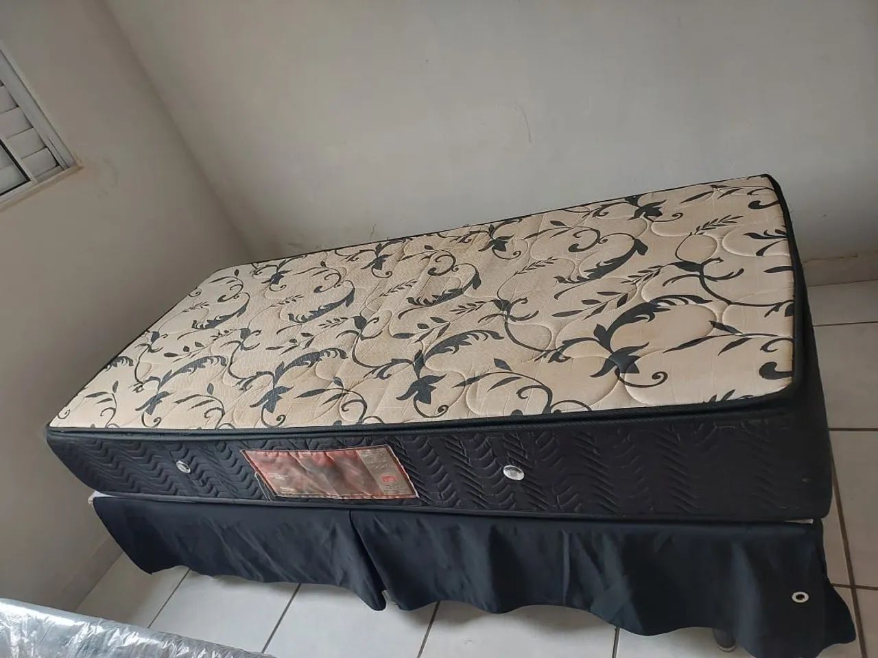 Vendo cama box de solteiro 