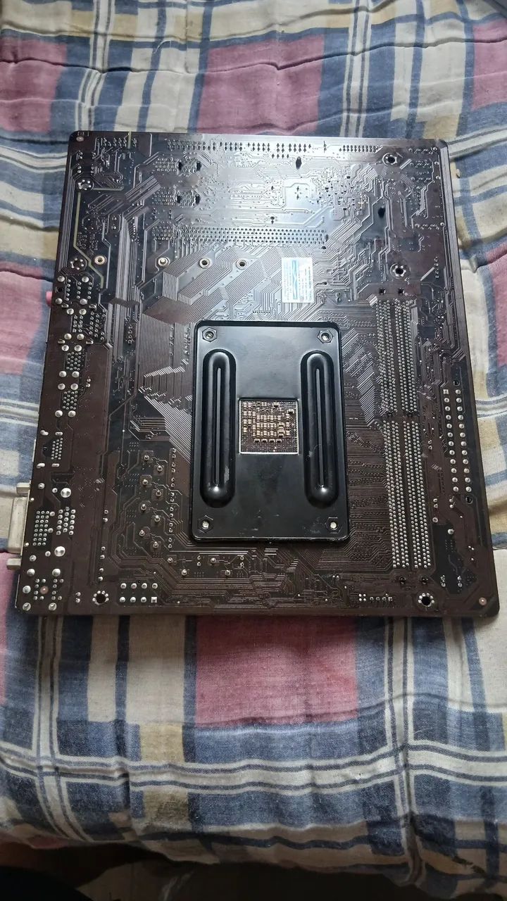 Placa Mãe Gigabyte AM4 A320M COM DEFEITO - Foto 2
