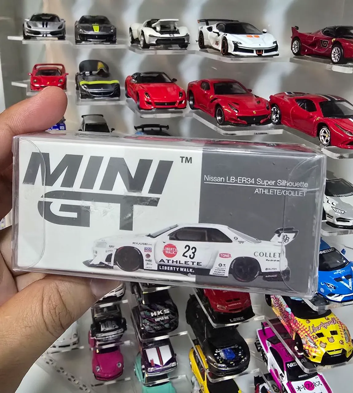 Mini Gt Bmw Z8 The World Is Not Enough Coleção 007 escala 1/64