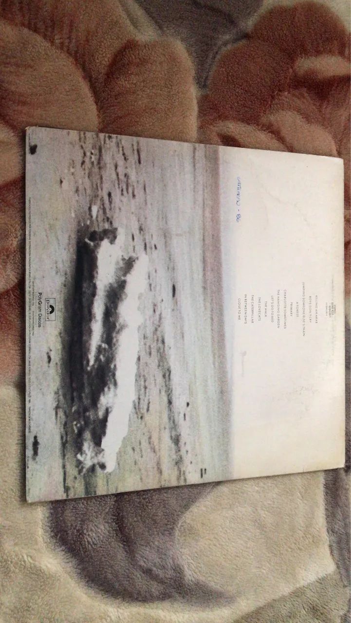 LP vinil  The Cure.    STANDING ON A SEACH  THE SINGLES  - Foto 3