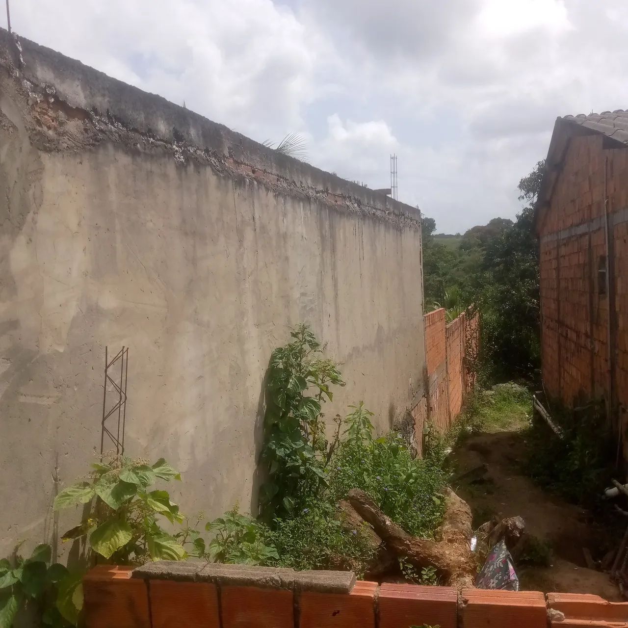 Terreno com Casa Inacabada - Foto 2