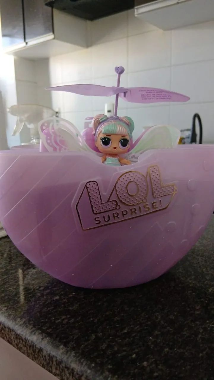 Boneca LOL voadora