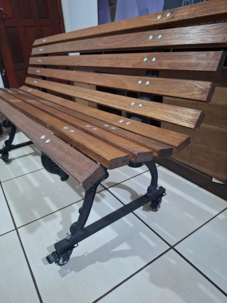 banco de madeira 3 lugares com rodinhas APENAS RETIRADA  - Foto 4