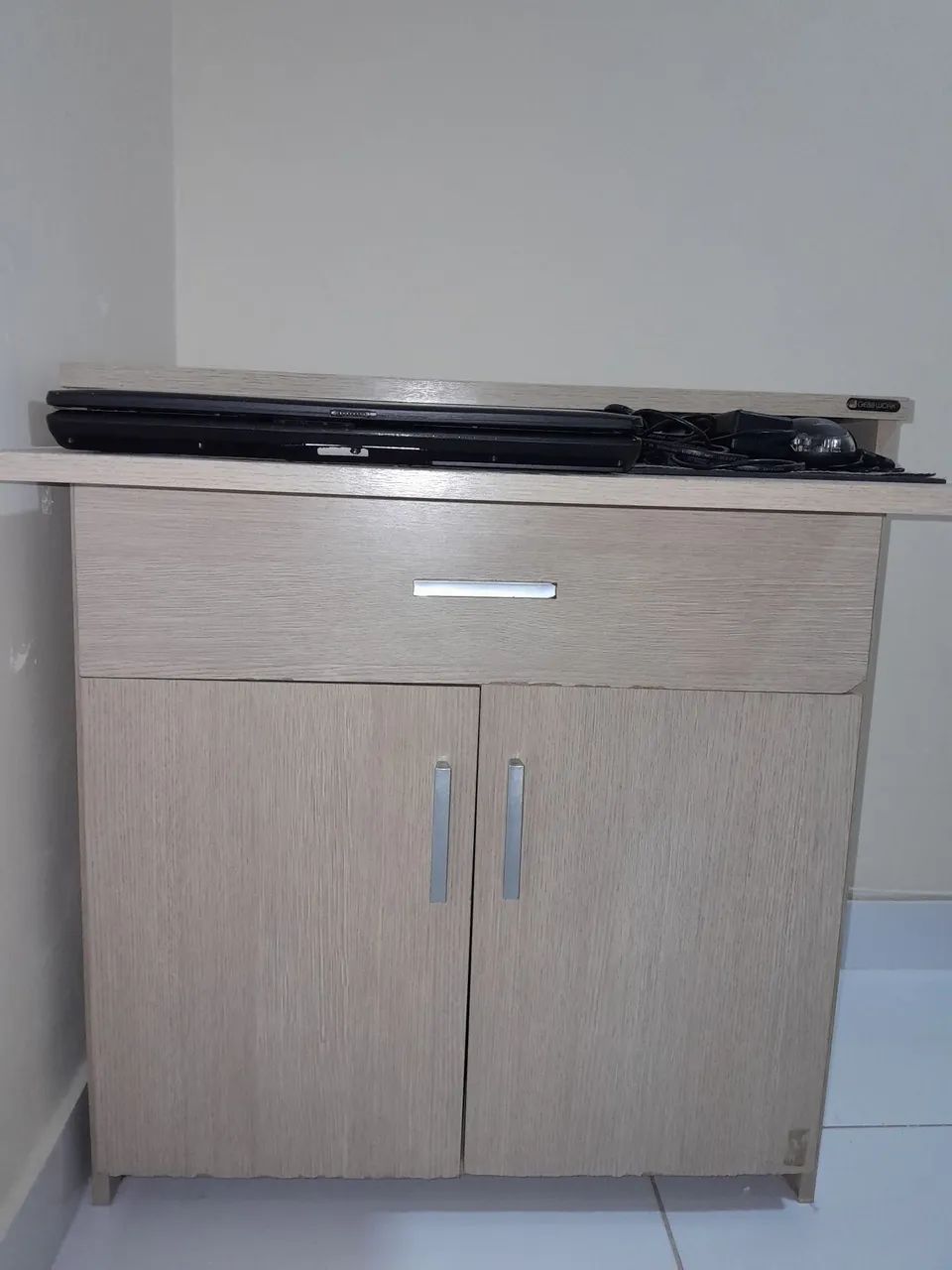 Escrivaninha com gaveta e suporte imbuído para teclado, duas porta com prateleira. - Foto 5
