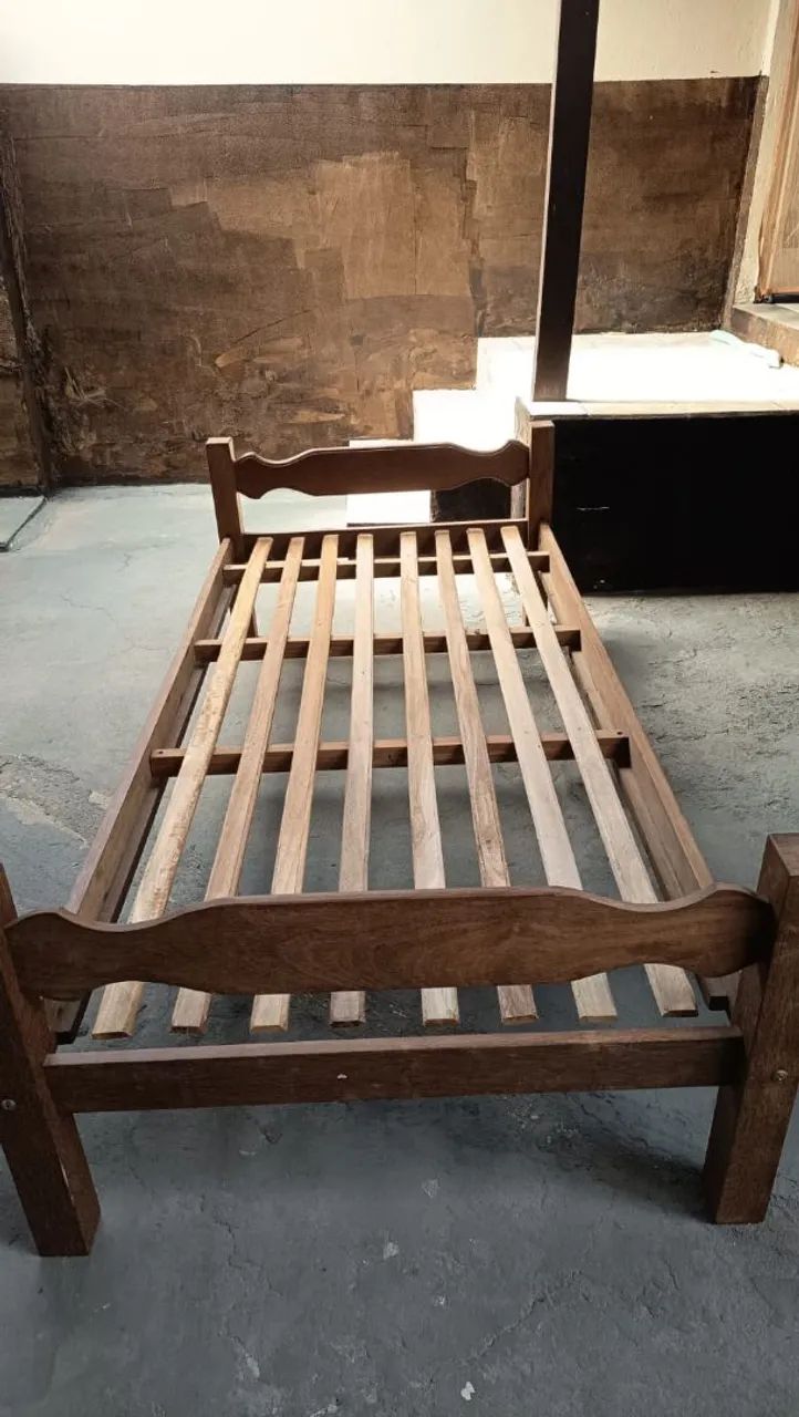 Vendo cama de solteiro com colchão.