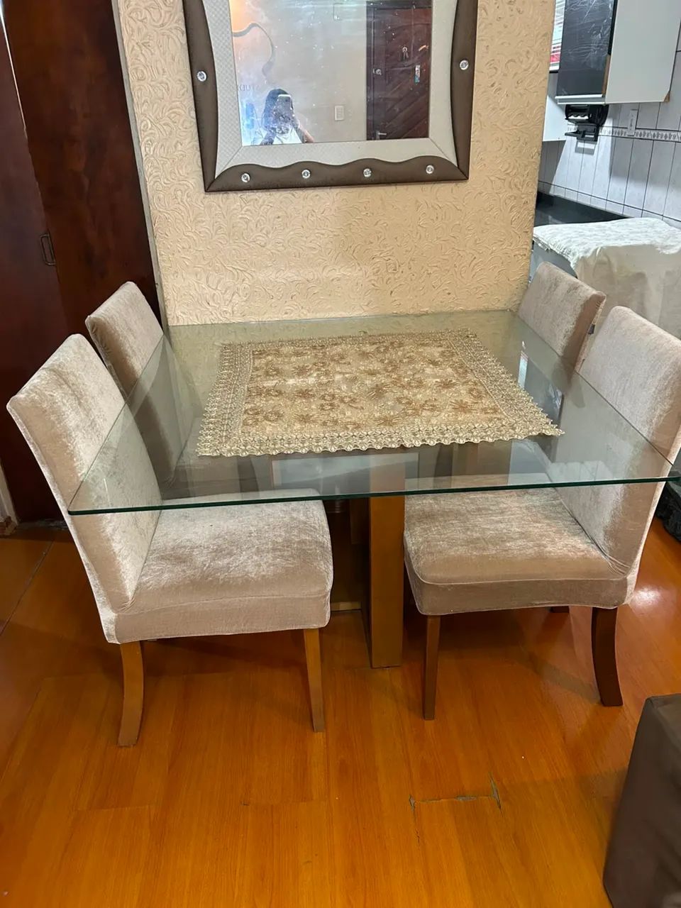 VENDO MESA DE JANTAR COM 4 CADEIRAS - Foto 2