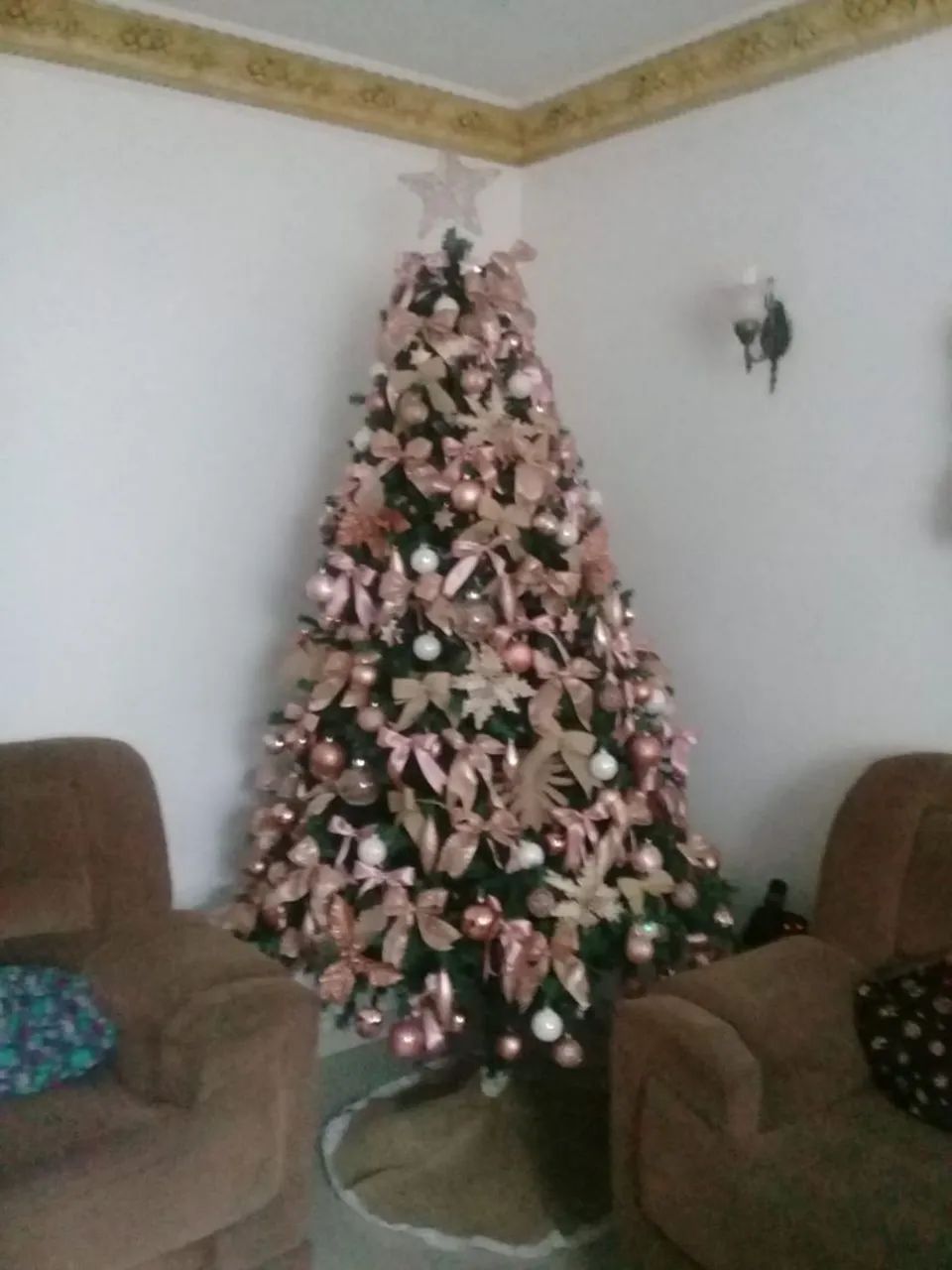 Árvore de Natal completa com laços e bolas de enfeite - Foto 2