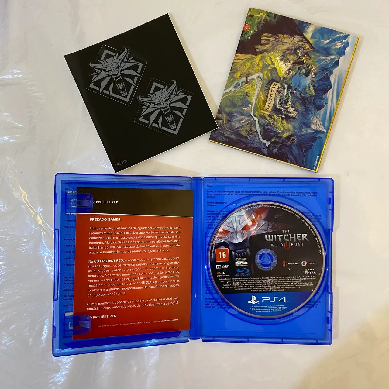 Jogo PS4 The Witcher 3 (completo com mapa e adesivos) + brinde