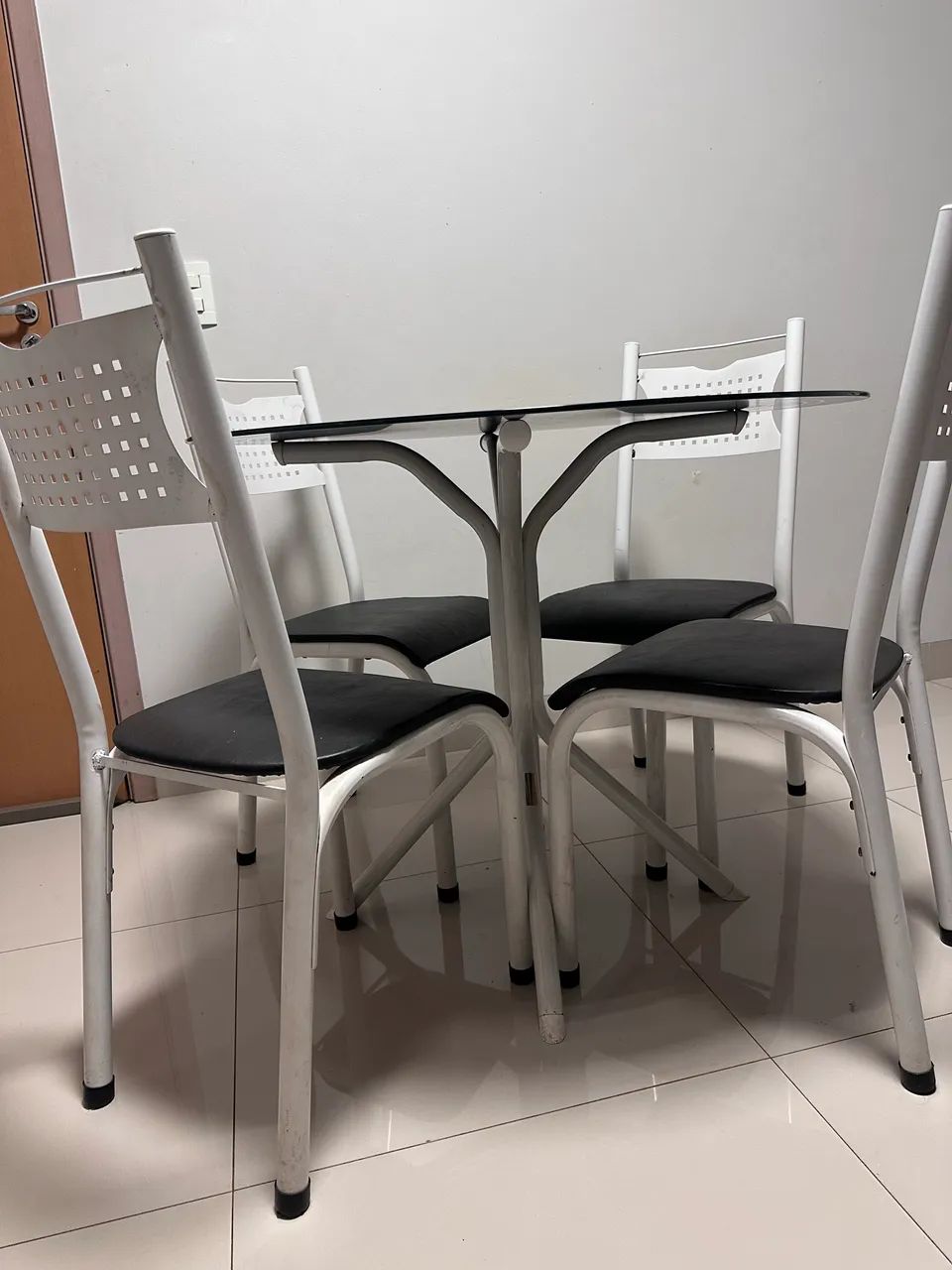 Mesa com 4 cadeiras 