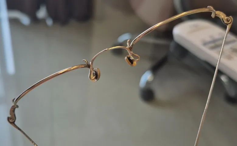Óculos Antigo em Ouro