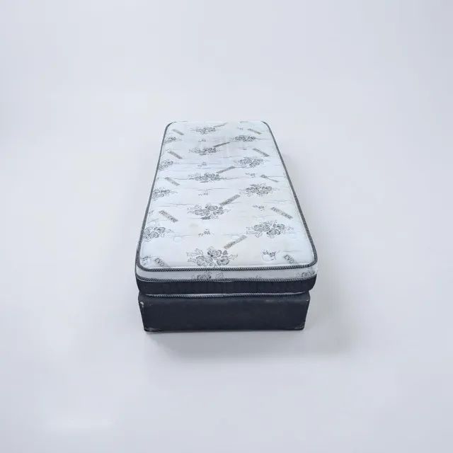 Cama box preta e branca, em bom estado.