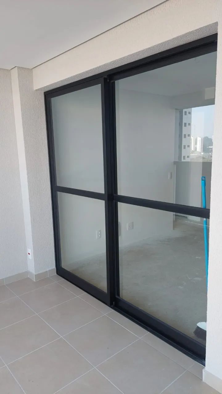 PORTA-BALCÃO DE ALUMÍNIO PRETO COM VIDROS - EXCELENTE ESTADO - Foto 2