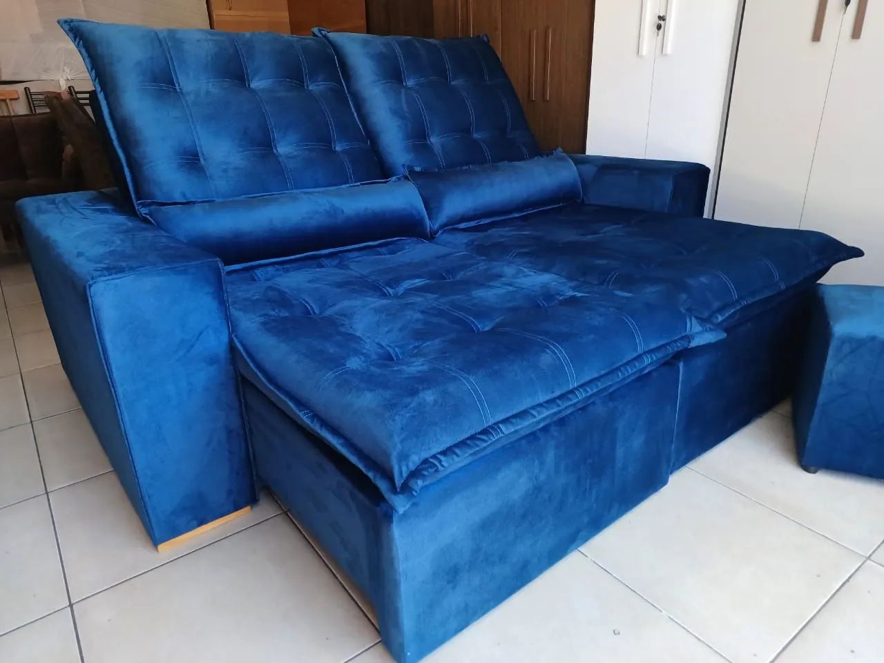 Sofá Retratil Novo Cor Exclusiva Azul tem 2.10 de largura.