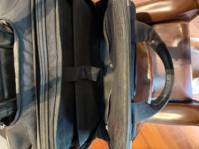 Mala Samsonite para notebook com rodinhas - executiva, nylon preto - Foto 2