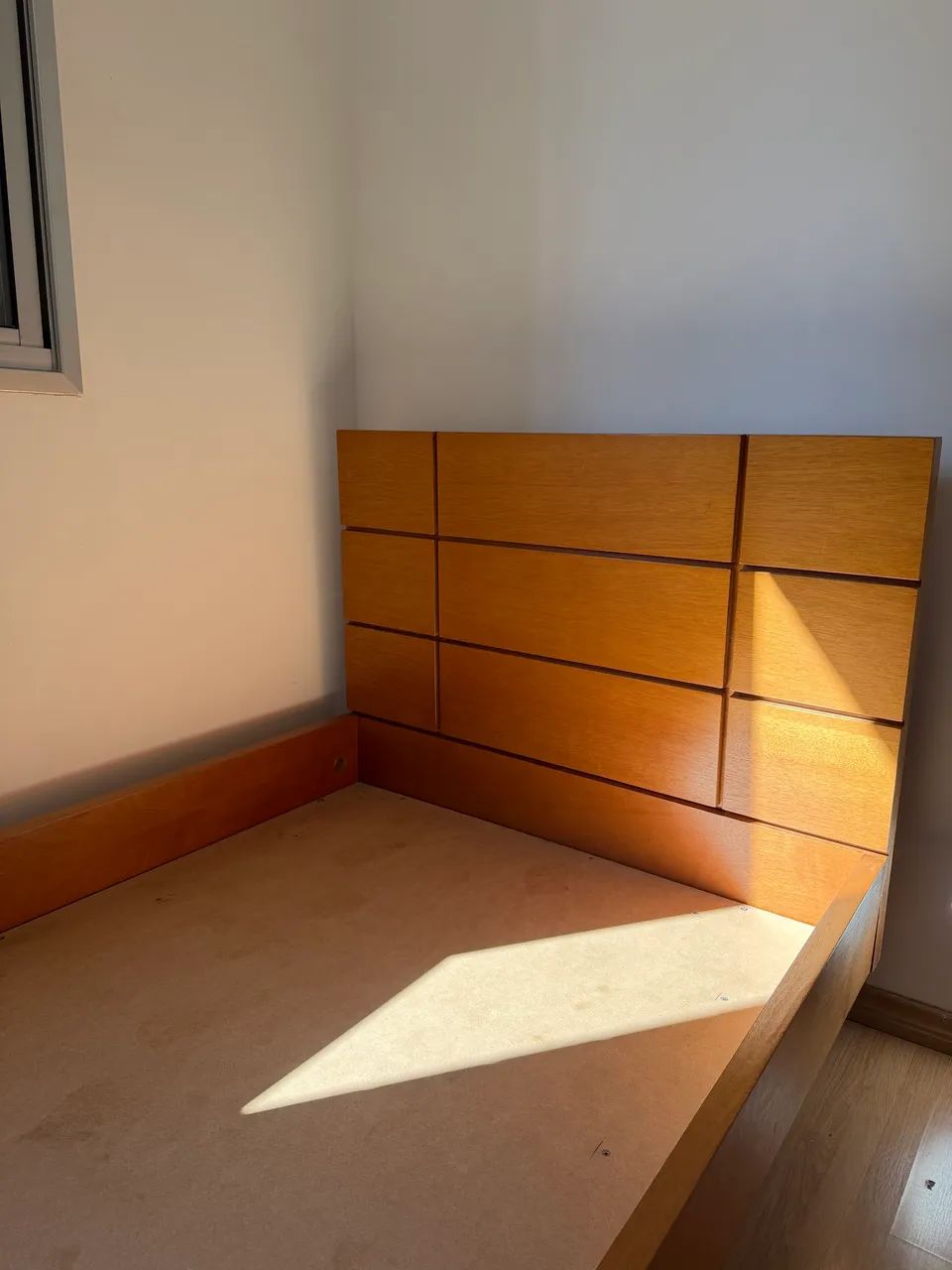 Cama de Solteirão em Madeira Maciça + Colchão Simmons - Semi Nova - Excelente Estado