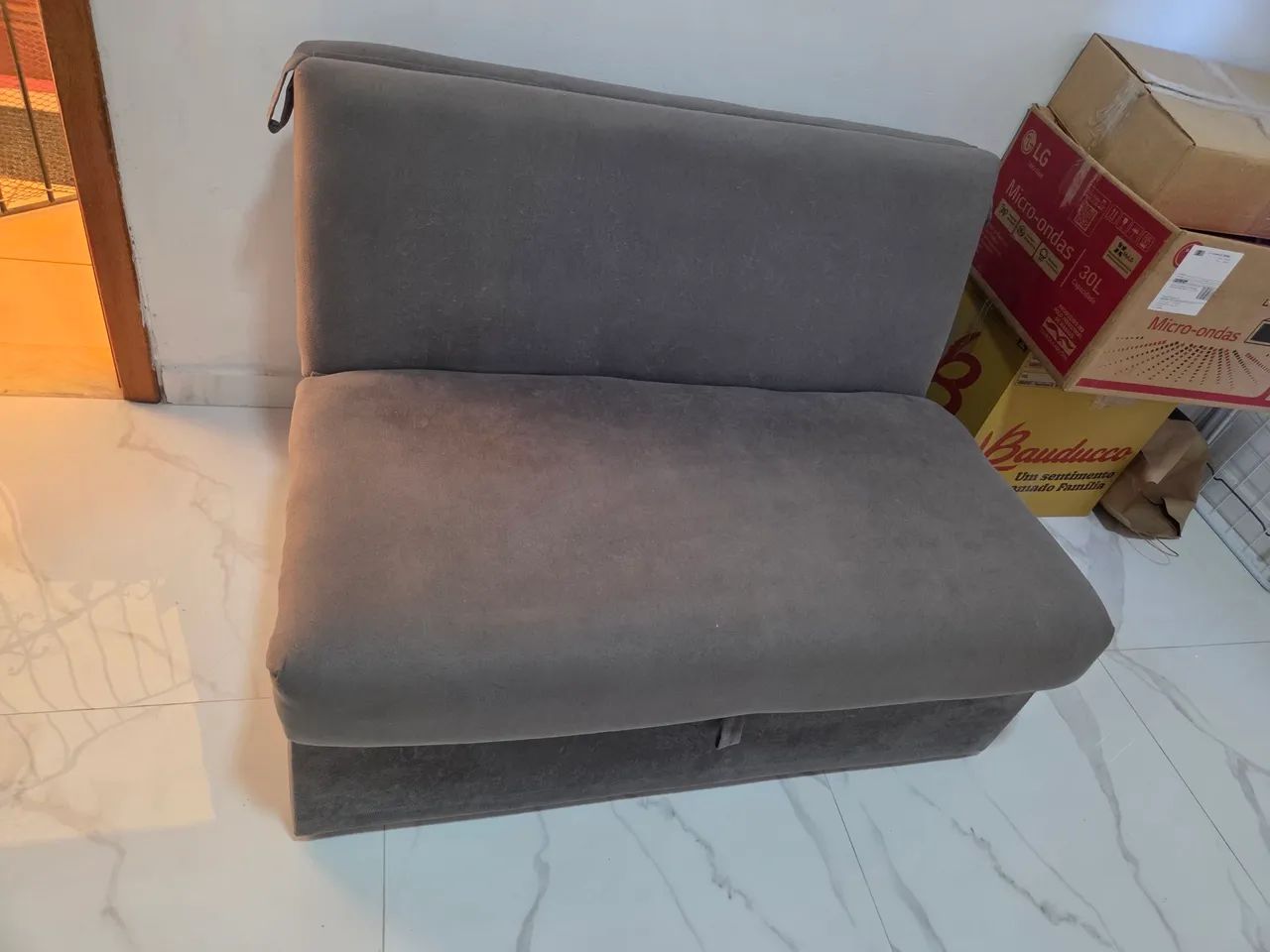 Sofá cama em veludo cinza está perfeito. 1,80 x 1,15  