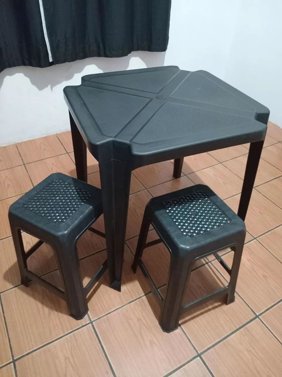 Mesa com banquetas 65568133991554120