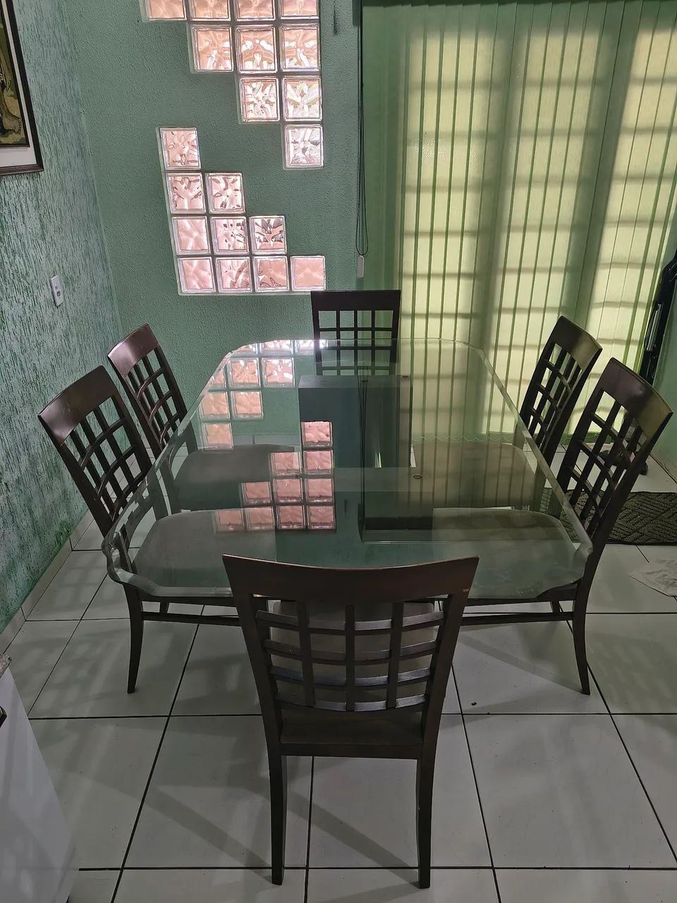 Mesa de jantar de vidro com 6 cadeiras