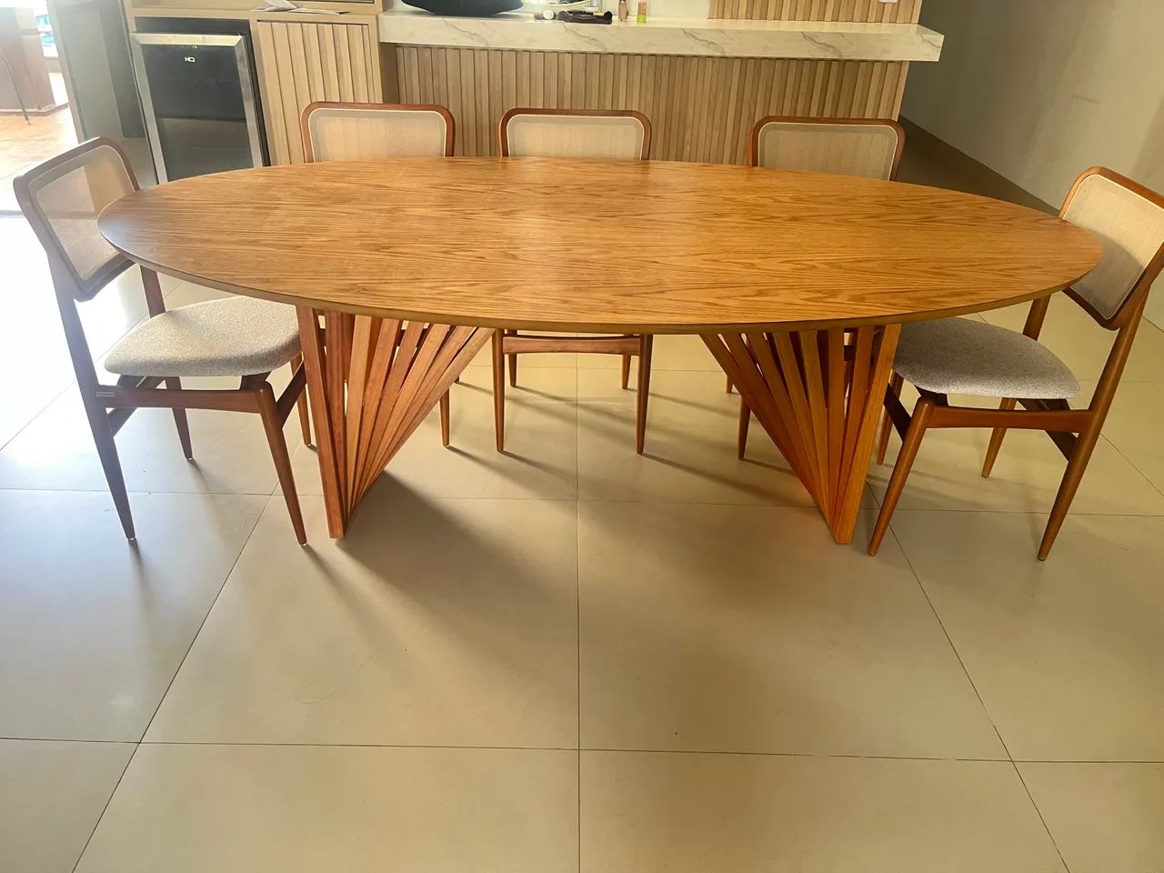 Mesa de jantar de madeira 