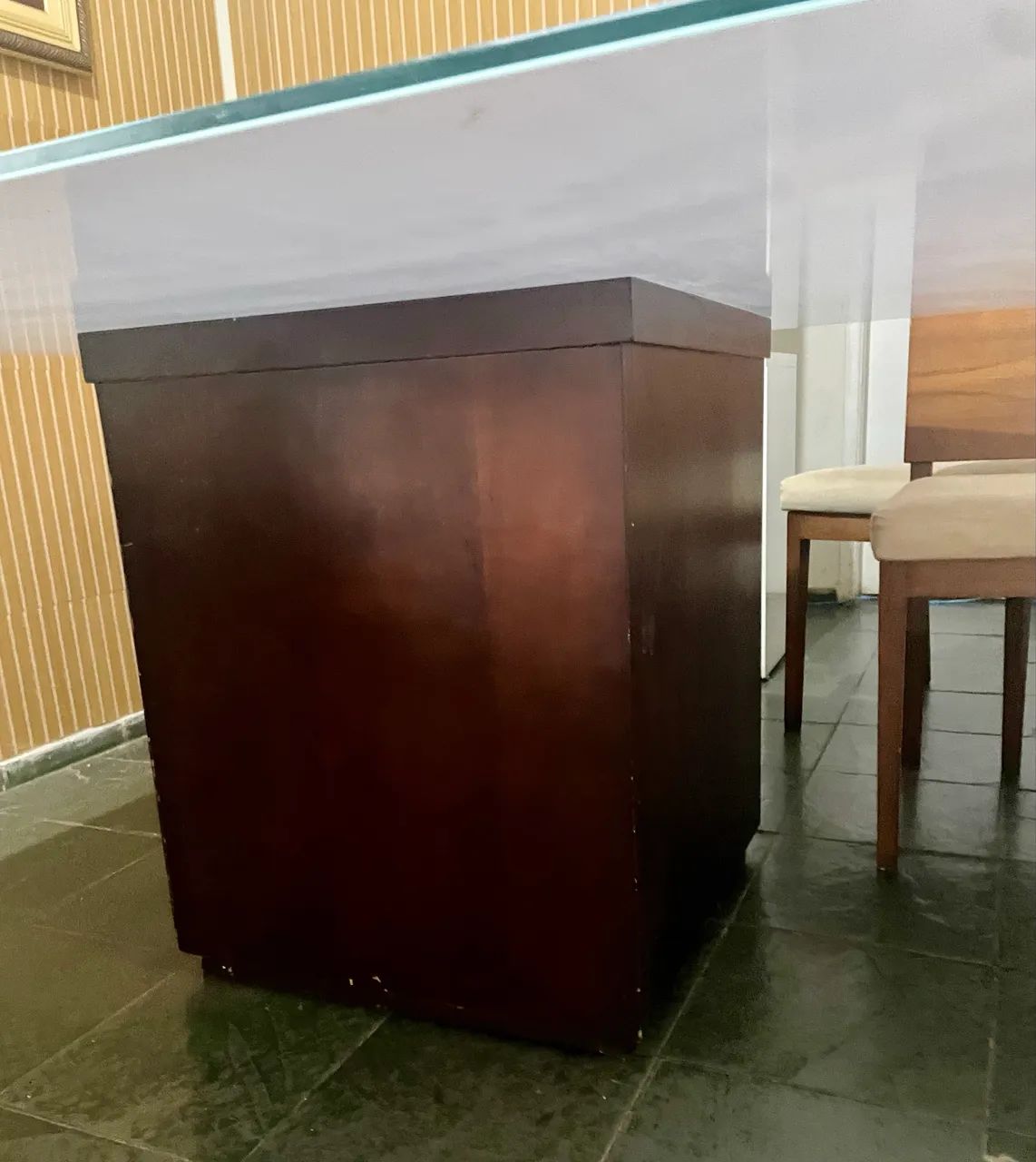 Mesa tampo de vidro quadrada com 4 cadeiras   Cadeiras com algumas avarias 