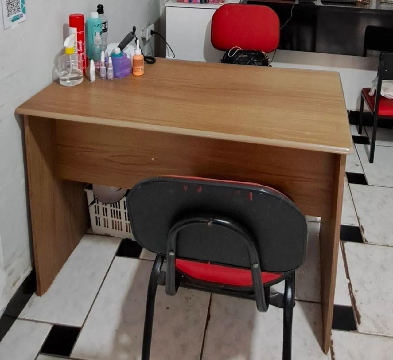 Mesa de estudante com 2 gavetas