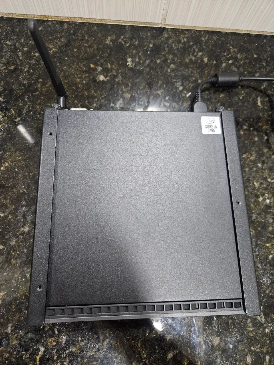Lenovo ThinkCentre M80q Tiny Intel Core i5-10500T (Comet Lake) - Foto 5
