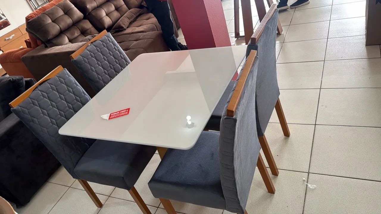 Mesa de Jantar 90x90 com 4 Cadeiras Estofadas - Nova - Foto 3