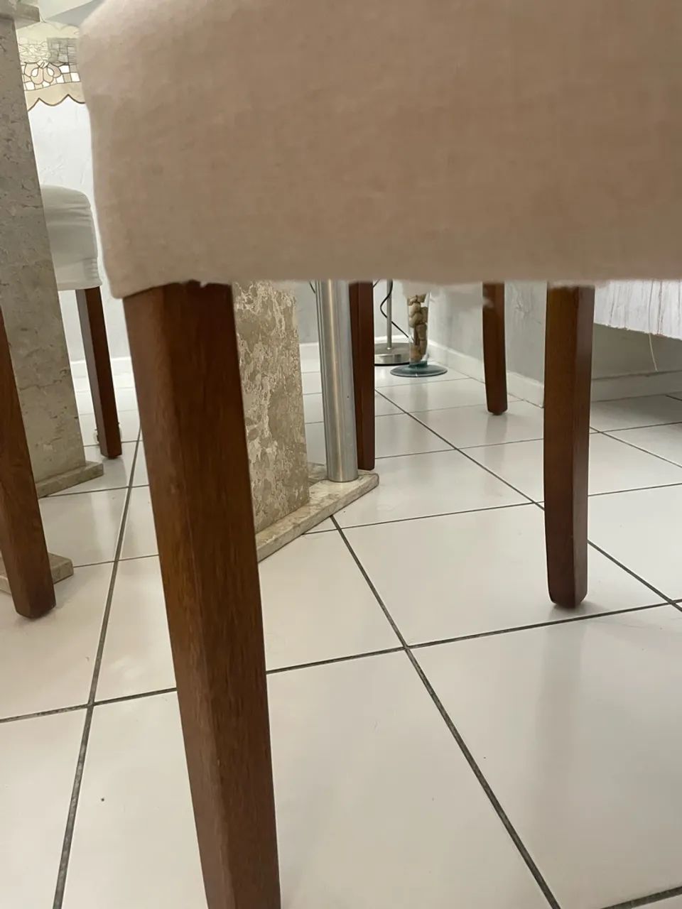 Mesa de jantar com 4 cadeiras e capas protetoras - Foto 3