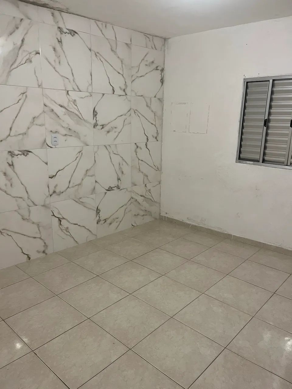 Alugo casa de 4 cômodos.