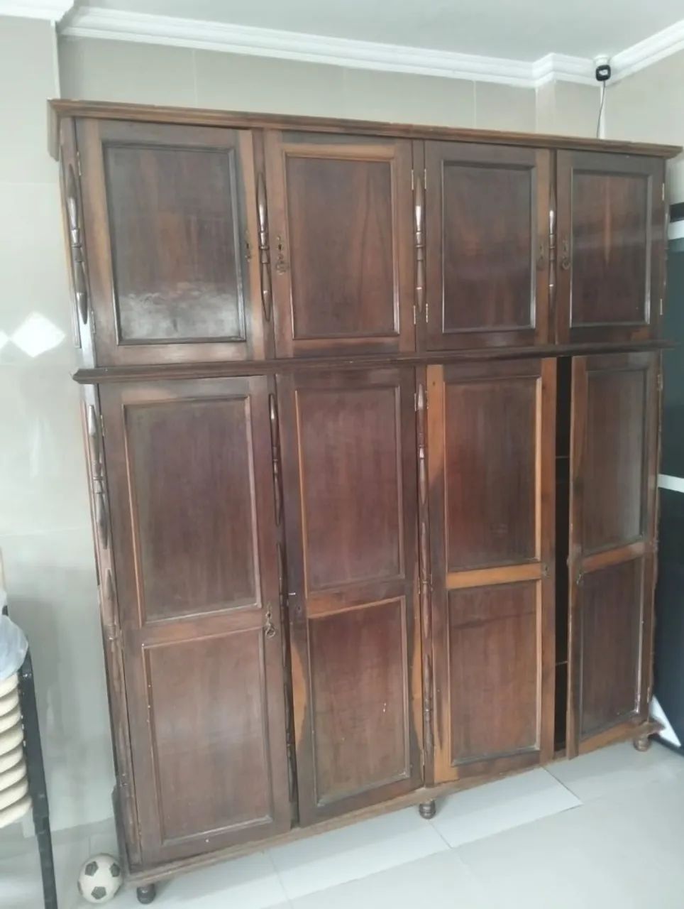 Guarda roupa em madeira 