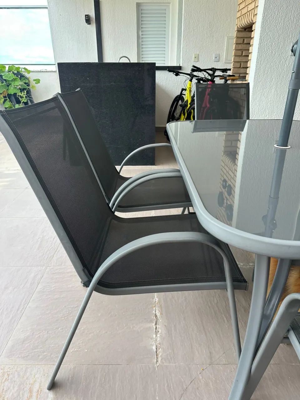 Conjunto de mesa e cadeiras com ombrelone - Foto 5