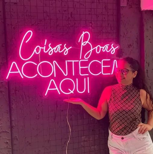 Luminária Neon Led Coisas Boas Acontecem Aqui 108x55cm