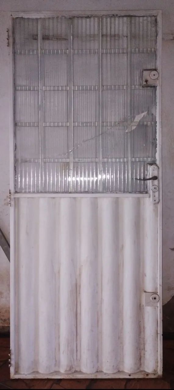 Porta de ferro c/ duela e detalhe em vidro  - Foto 2