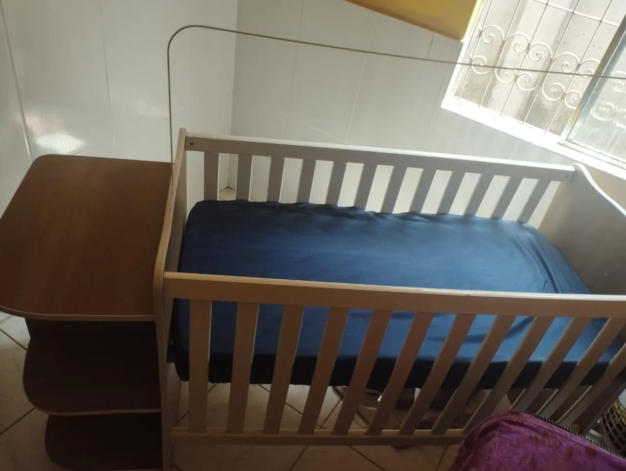 Berço e colchão com capa 