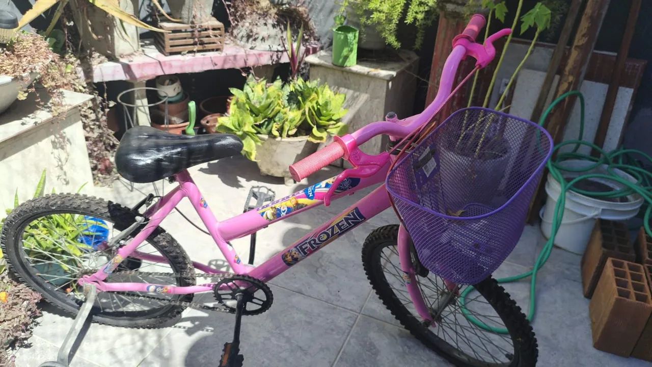 Bicicleta infantil rosa Frozen com rodinhas - Foto 4
