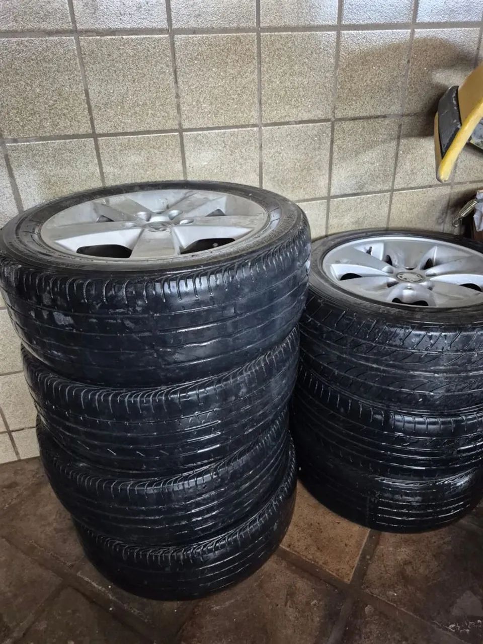 VENDE-SE 7 PNEUS COM AROS E UMA RODA  - Foto 4
